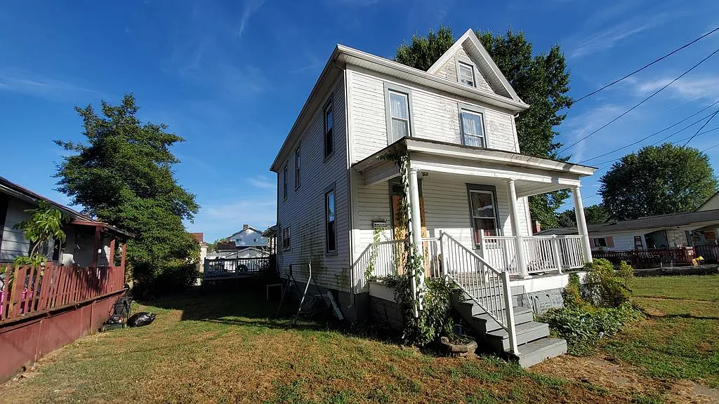 208 Parriott Ave photo 1