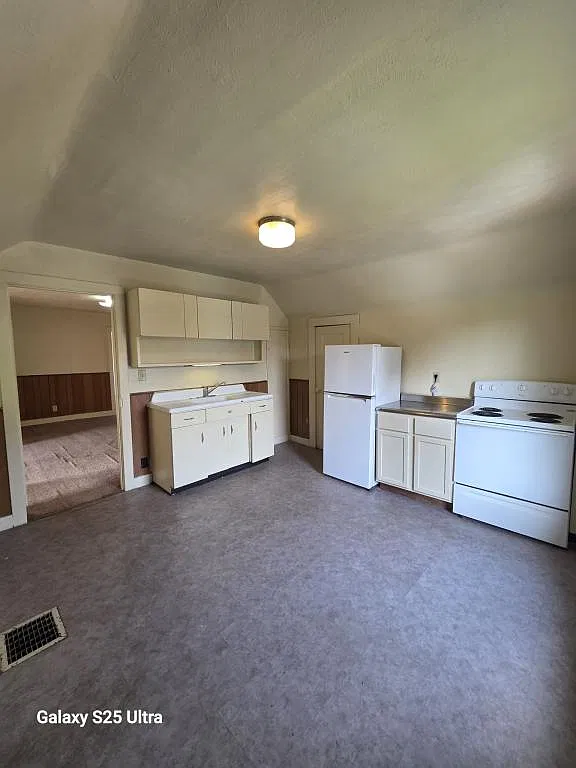 718 South Main Street — Photo 1