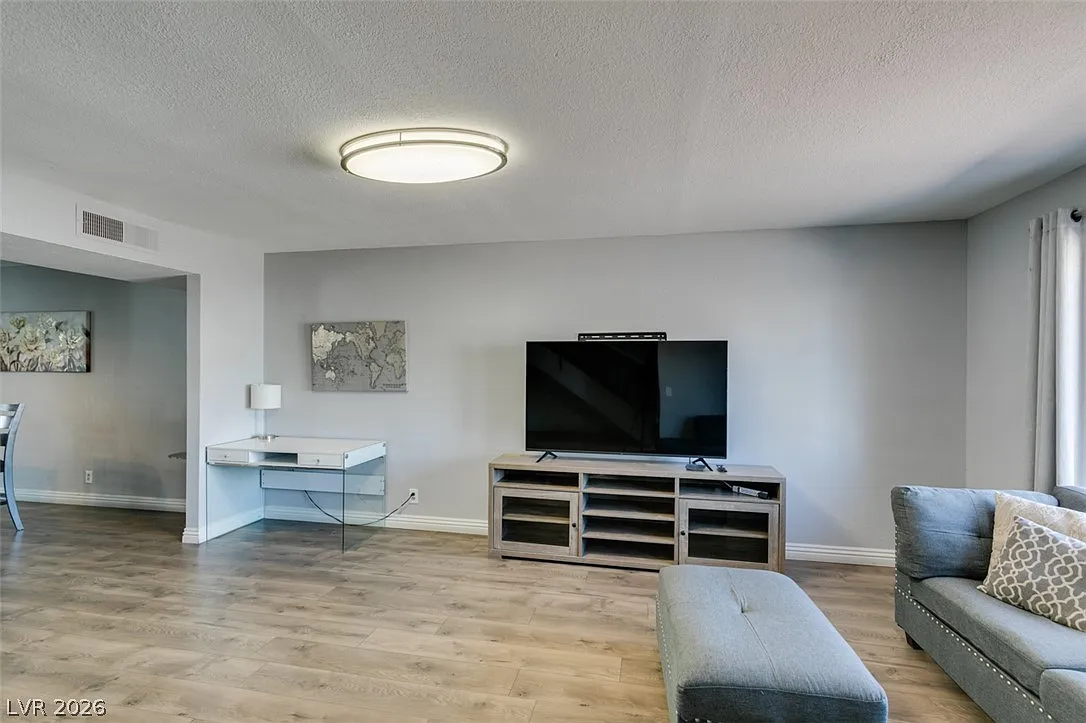 5 bed, 3.0 bath, 2368 sqft, $2,800 — Photo 3