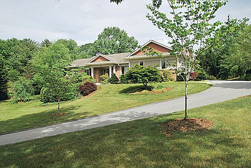 1st image of 226 Hawthorn Dr