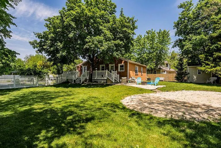 1724 Lockhart St — Photo 1