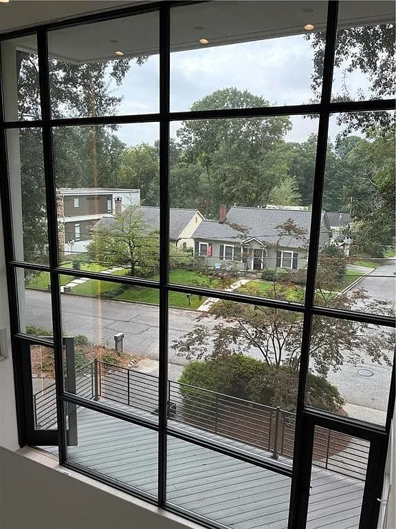 3 bed, 3.0 bath, 2700 sqft, $6,000 — Photo 3