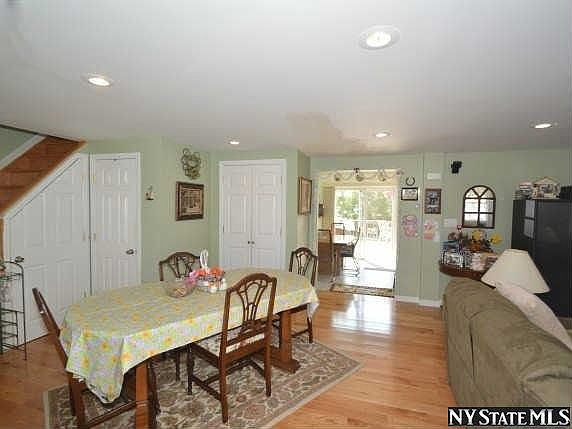 5th image of 1060 Thomas Ave