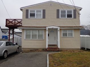 271 E Riviera Dr, Lindenhurst, NY 11757