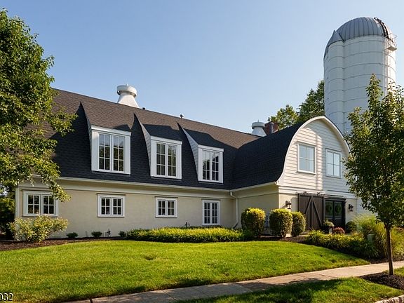 2nd image of 8 Flanders Valley Ct