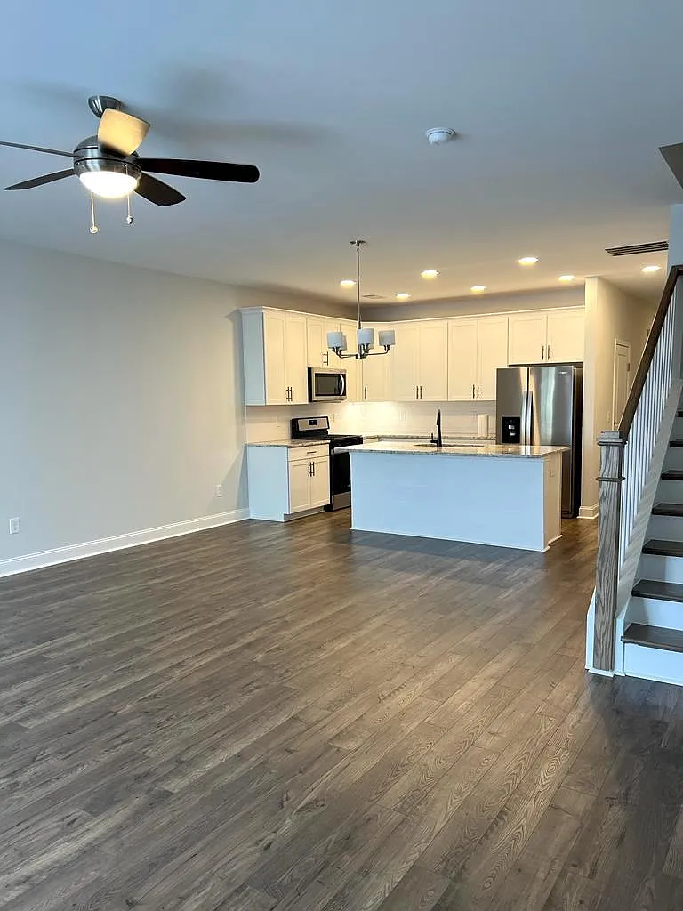 3 bed, 2.5 bath, 1570 sqft, $1,900 — Photo 4