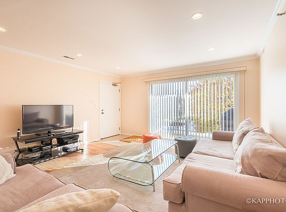 4th image of 4136 Cove Ln APT B