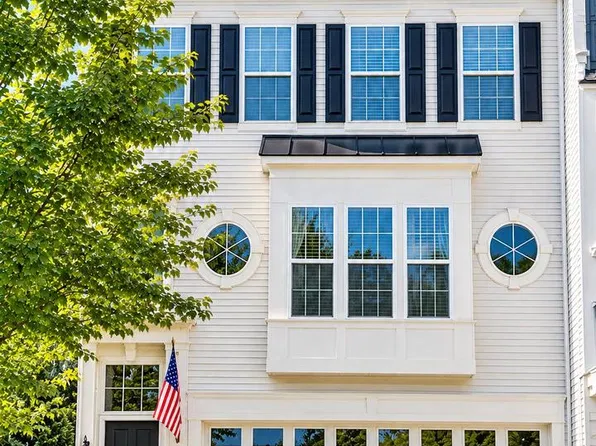 2115 Capstone Cir, Herndon, VA 20170