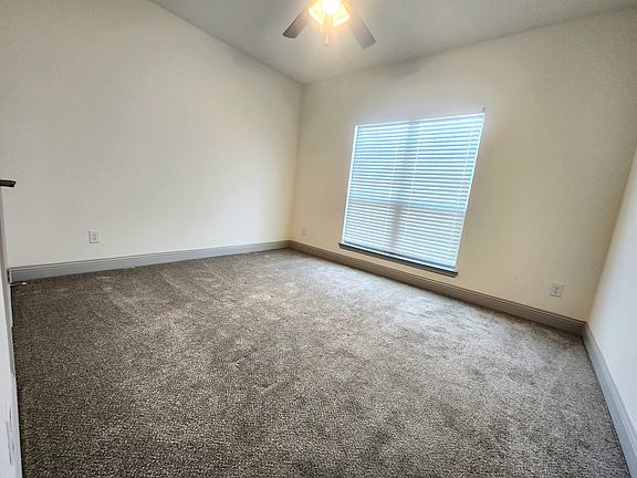 4th image of 490 Oak Creek Dr