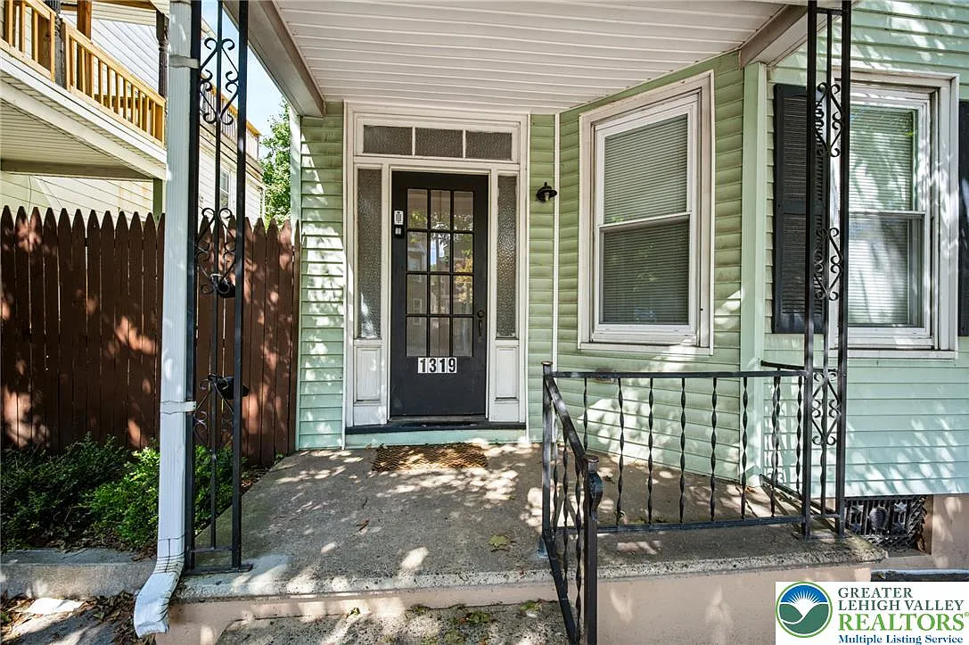 3 bed, 1.0 bath, 1026 sqft, $2,000 — Photo 2