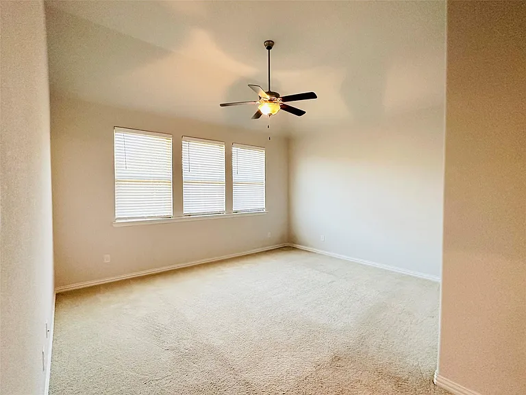 716 Monarch Ln — Photo 4
