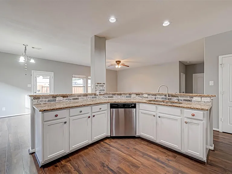 502 Mornington Ln — Photo 23