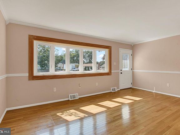 3rd image of 319 Stonecastle Ave