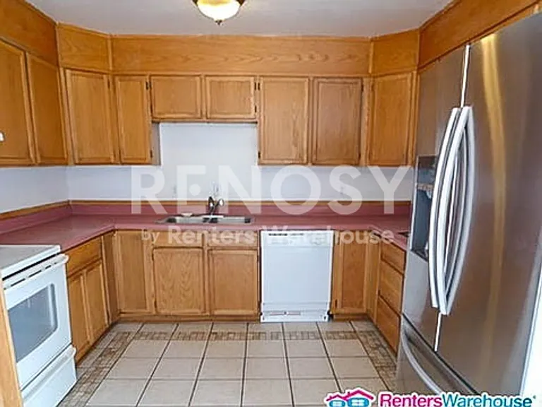 327 Leona Dr — Photo 2