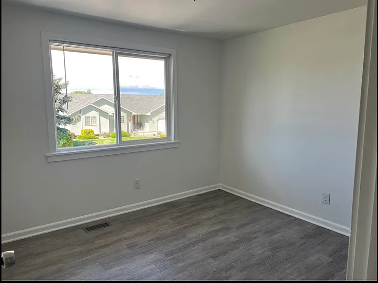 2115 W 8th Pl — Photo 12