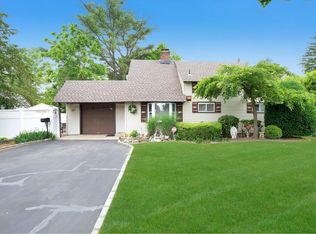 5 Gleaner Ln, Levittown, NY 11756