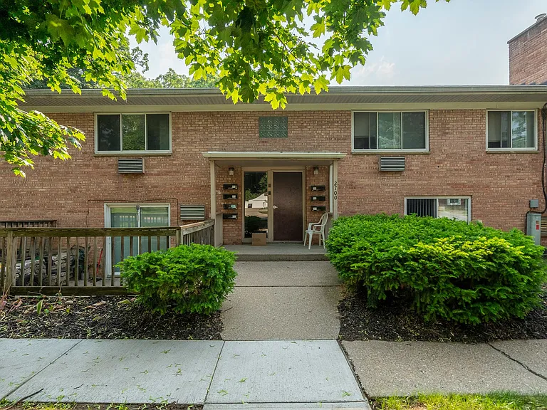 Apartment off 28th and Clyde Park Available — Photo 11