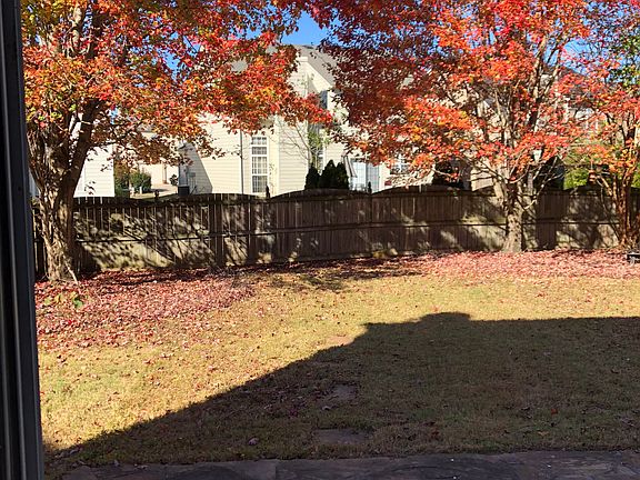 Lg. Fenced Private Backyard