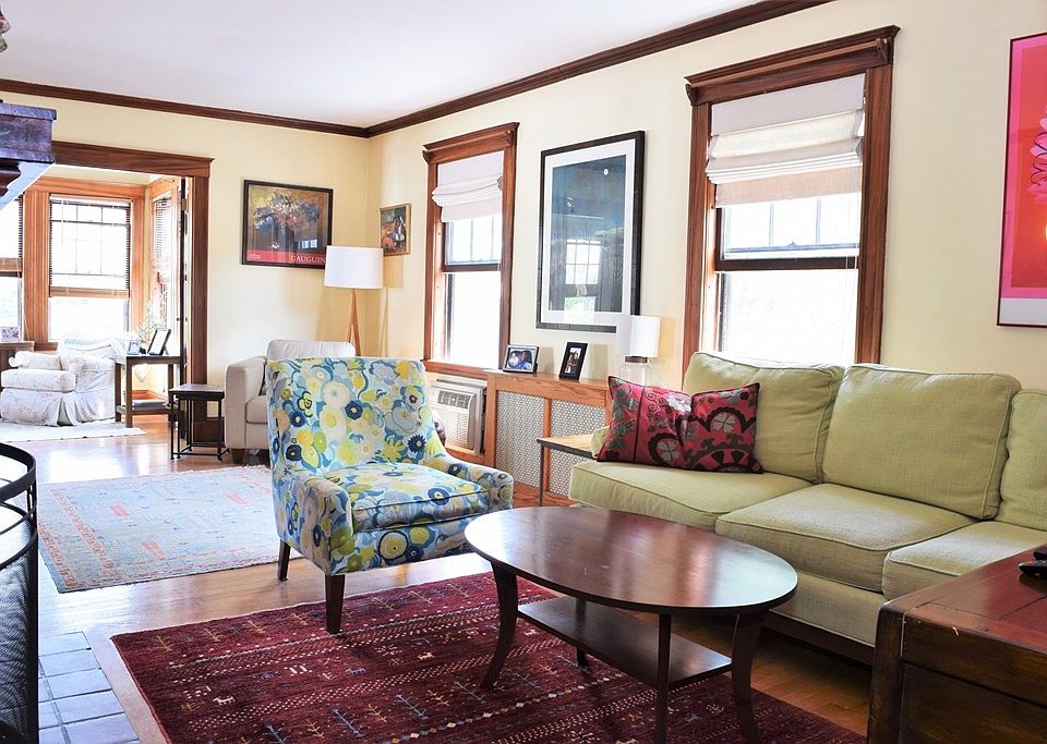 2nd image of 21 Bourne St #2