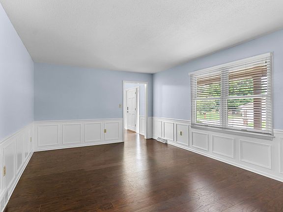 4th image of 2036 Cambridge Dr