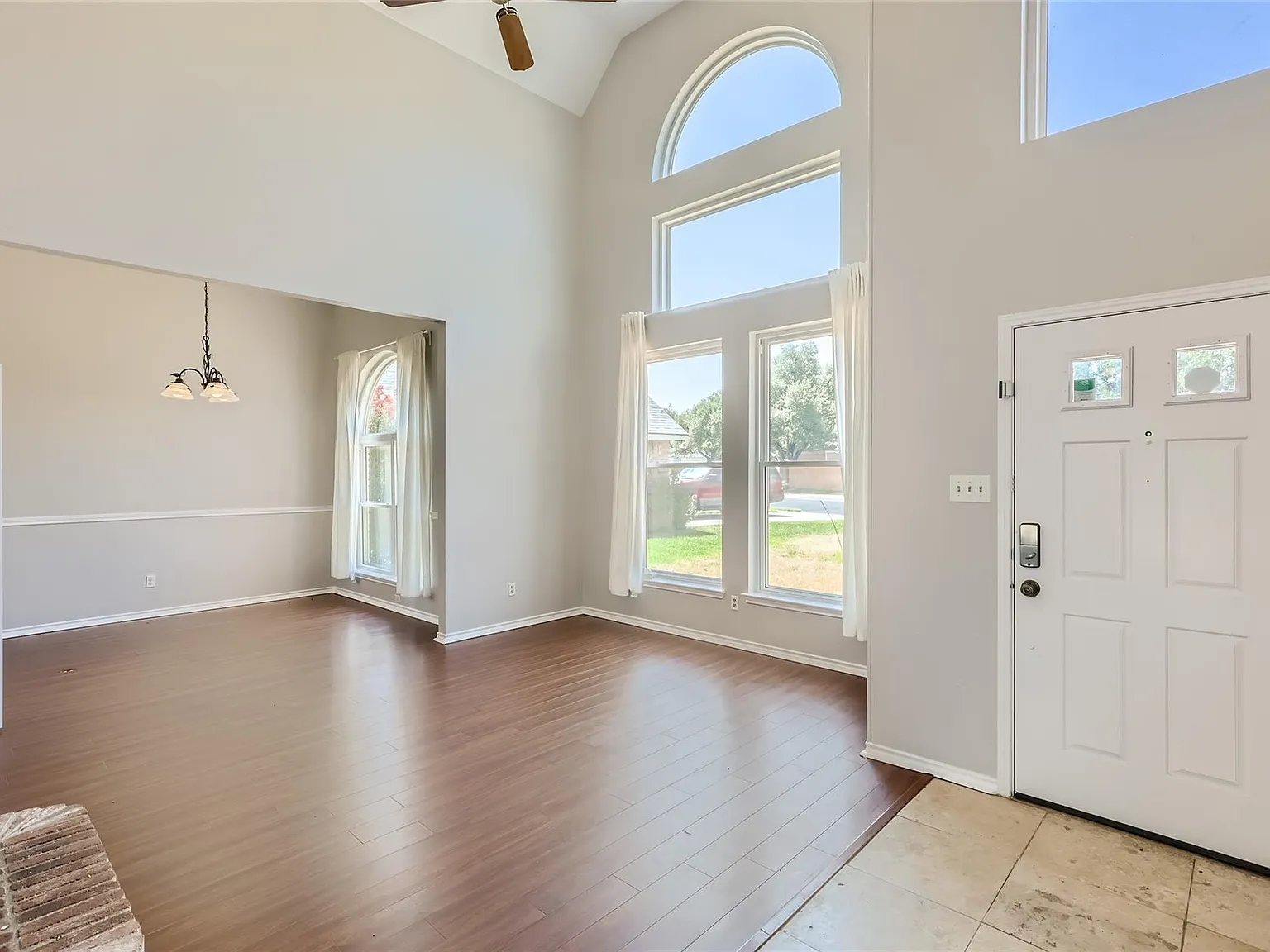 3 bed, 2.5 bath, 2000 sqft, $2,400 — Photo 2