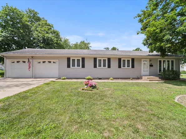 396 N Sherman St, El Paso, IL 61738