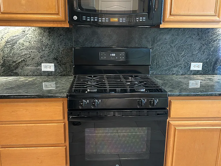 KITCEHEN BRAND NEW STOVE AND OVEN
