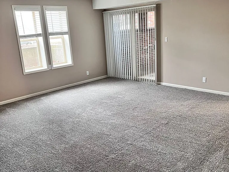 Bristol Square Apartments — Photo 37
