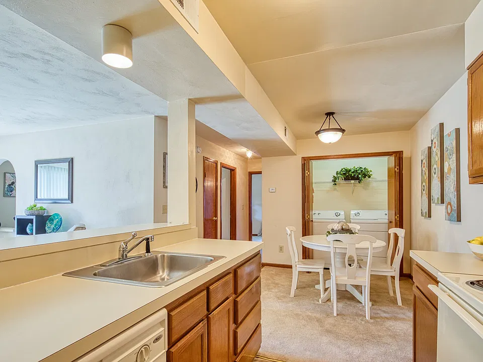 Pembroke Crossing Apartments (825 Crossing Court #103, Virginia Beach, VA 23455)