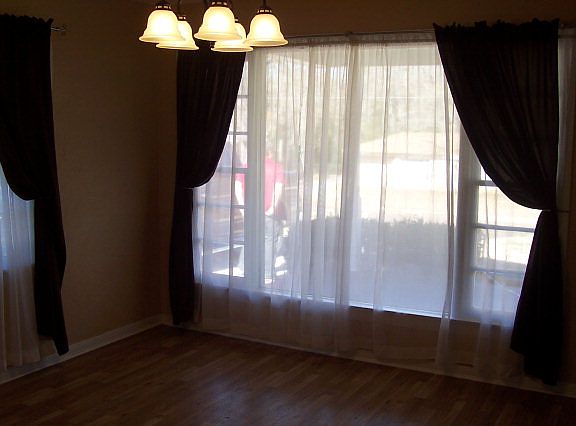 3rd image of 1008 E Brazos St