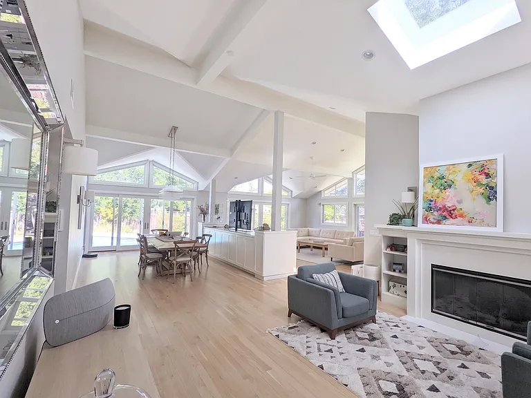 1525 Kensington Cir — Photo 2