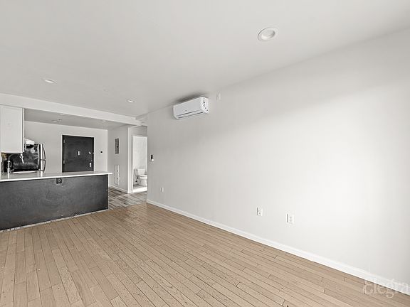 3rd image of 6525 Roosevelt Ave #5A