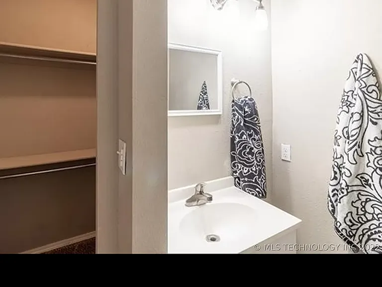 209 W 12th St — Photo 1
