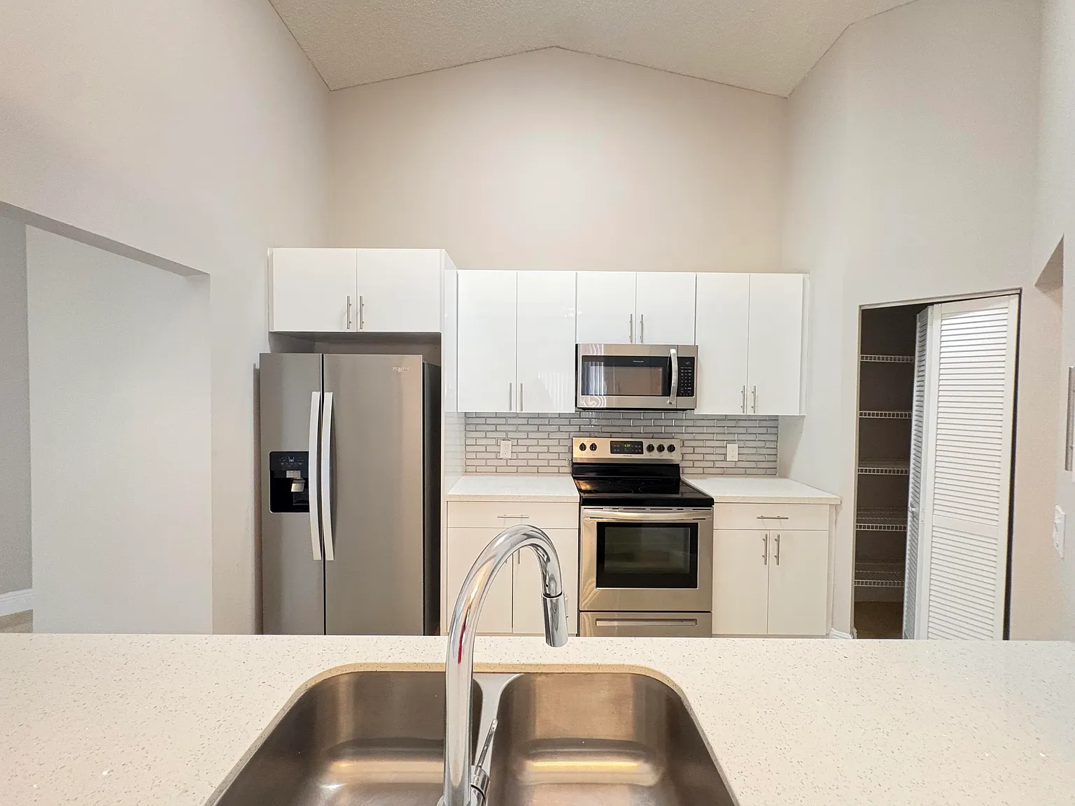3 bed, 2.0 bath, 1310 sqft, $3,900 — Photo 4