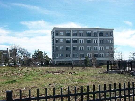 4th image of 200 Harbour Close Unit 201