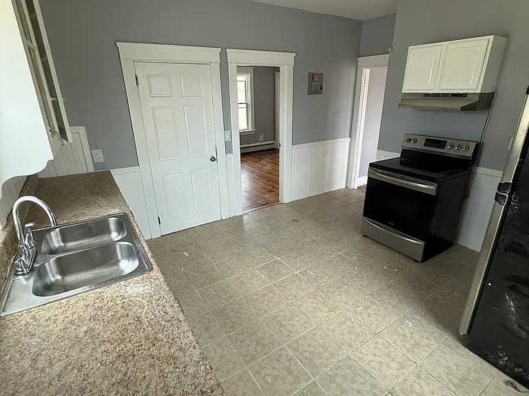 183 Byfield St #2R — Photo 4