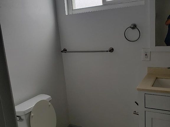 4th image of 807 W 50th St #4