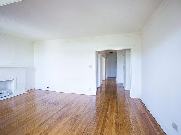 3rd image of 403 S Kenilworth Ave APT 2