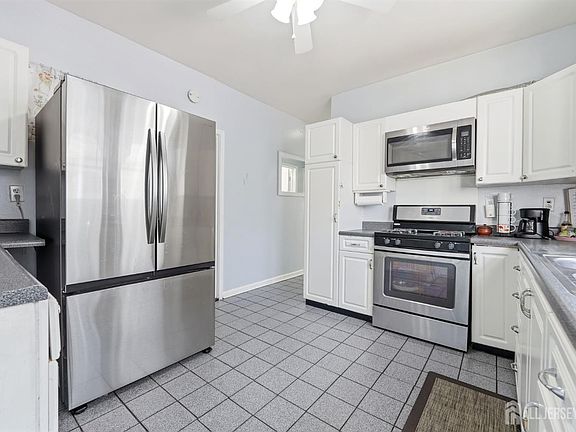 5th image of 25 Florida Grove Rd