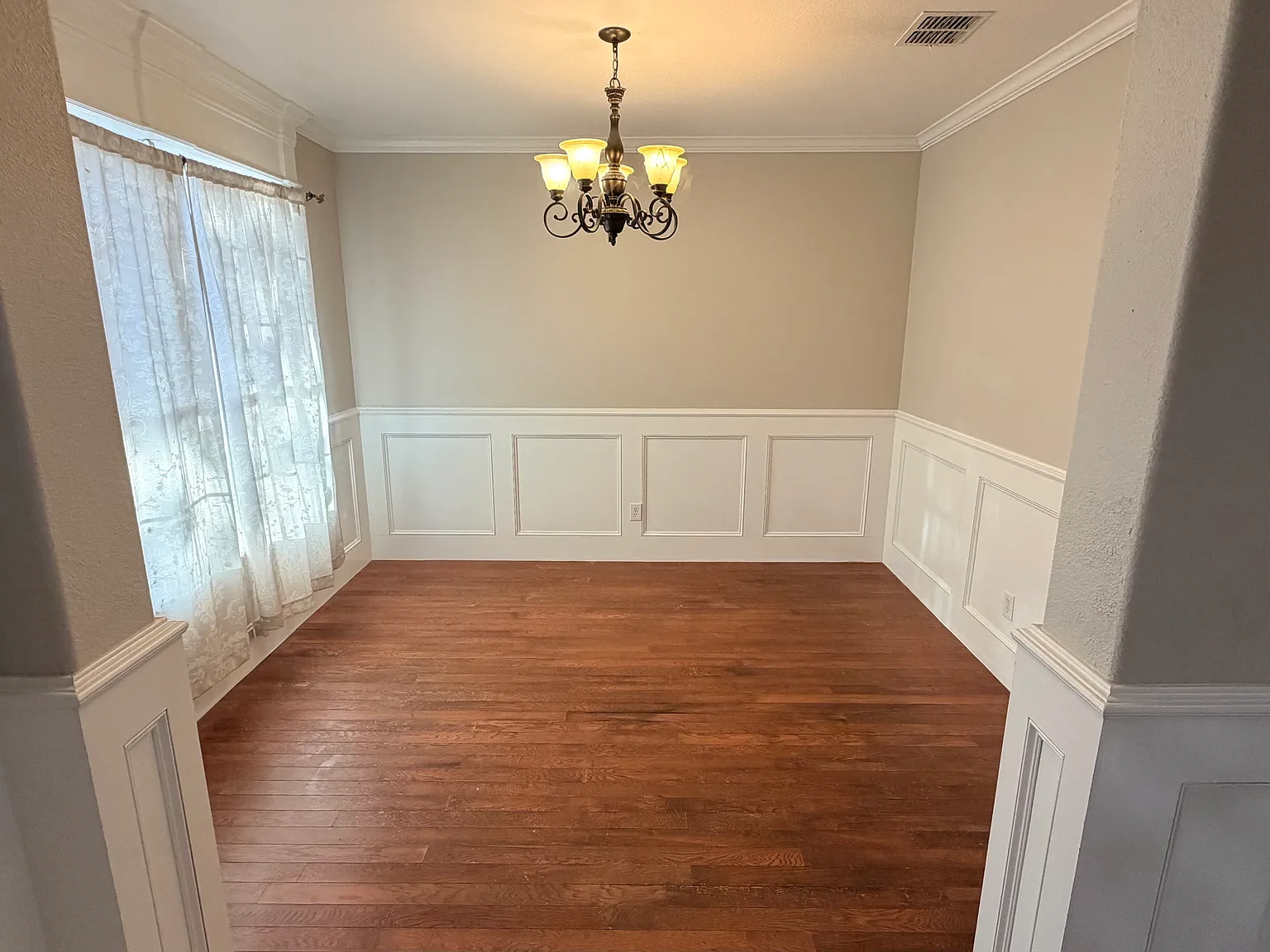 4 bed, 2.5 bath, 2447 sqft, $2,895 — Photo 4