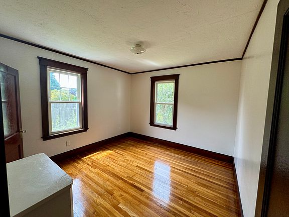 5th image of 427 Pleasant St #1