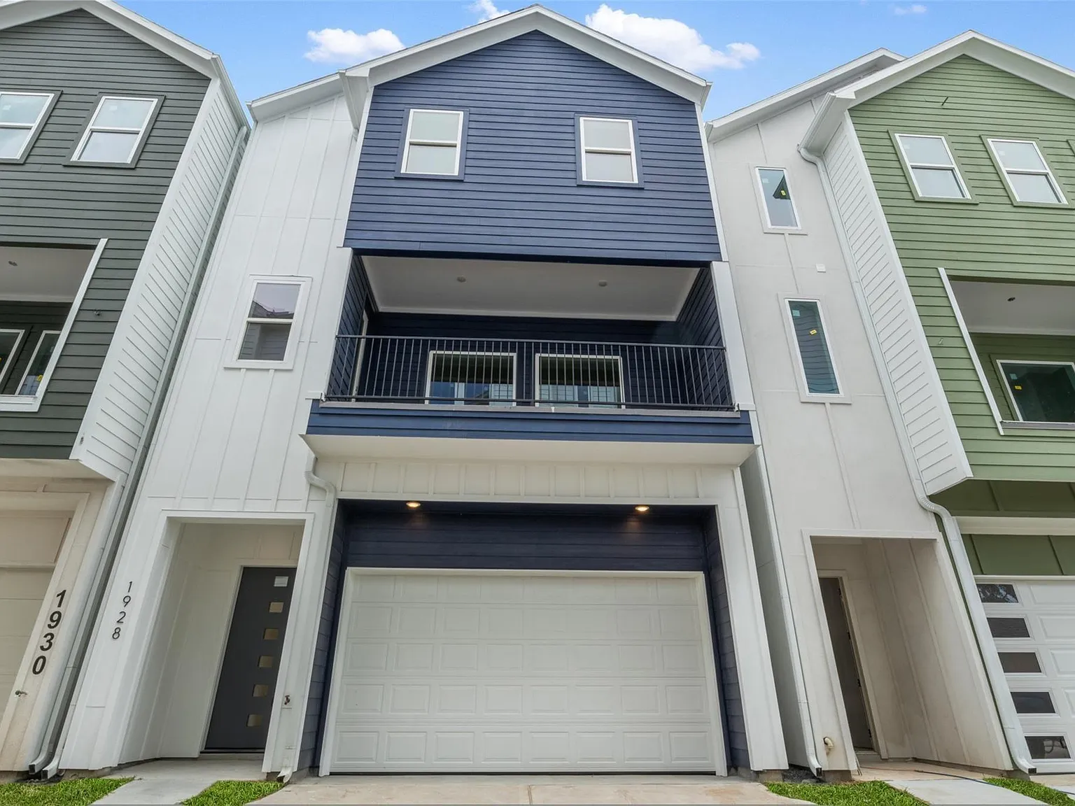 3 bed, 3.5 bath, 2524 sqft, $3,000 — Photo 1