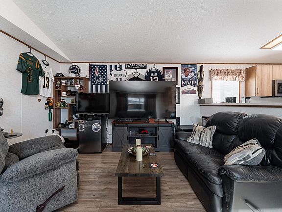 4th image of 1663 Jubilee Cres