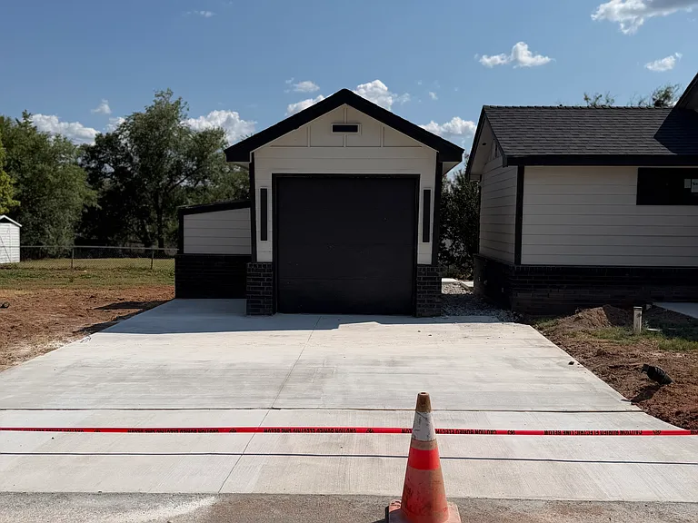 2420 Muzzy St — Photo 9