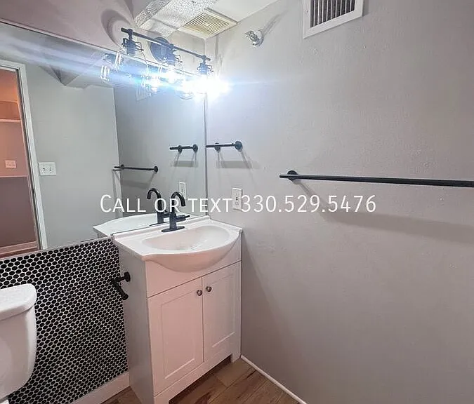 1133 W 9th Street — Photo 17