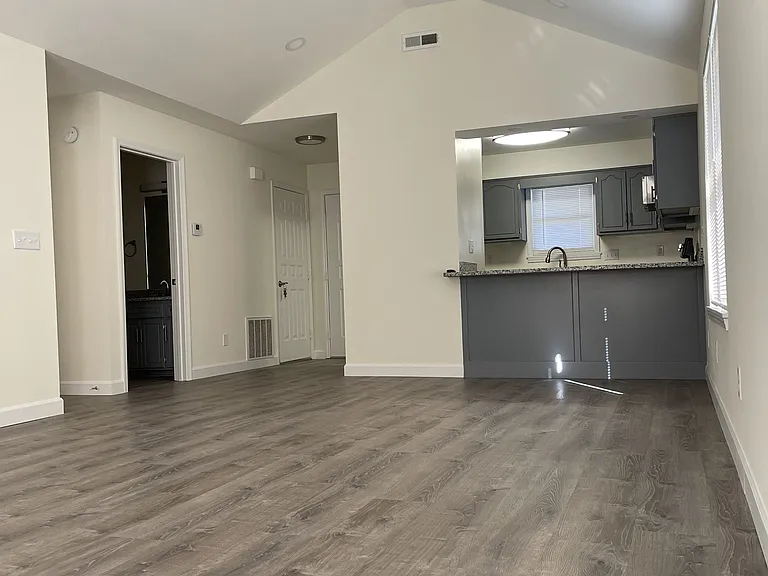 1033 Forest Hills Ln #C — Photo 3