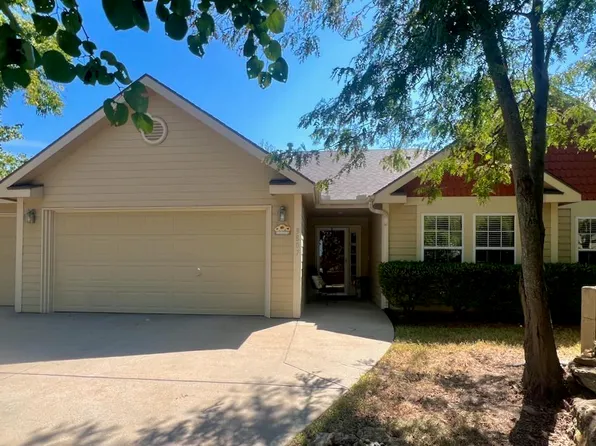 3807 Hunters Hill Dr, Lawrence, KS 66049