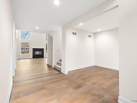 4th image of 2921 Walsh Dr