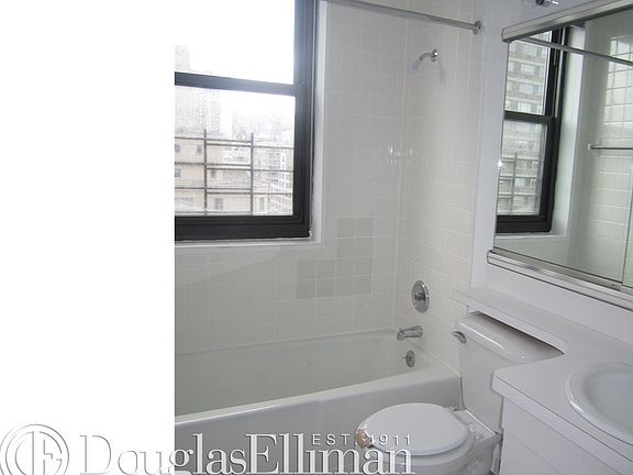 3rd image of 200 E 72nd St APT 21F