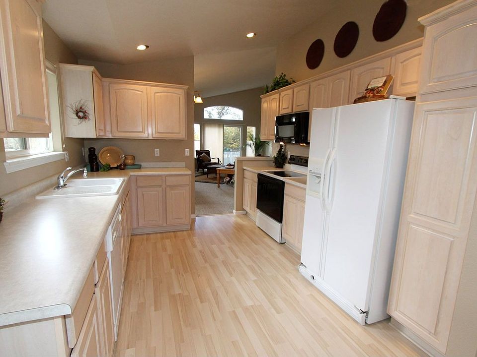 2nd image of 10606 W Bellwood Pl